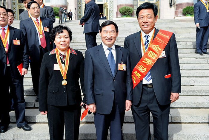 2010年4月27日全国劳模表彰会后与副省长郭兆信在大会堂前合影(图1)