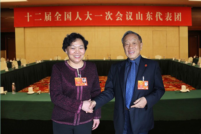 2013年3月第十二届全国人民代表大会上前外交部长李肇星与董事长胡桂花合影(图1)